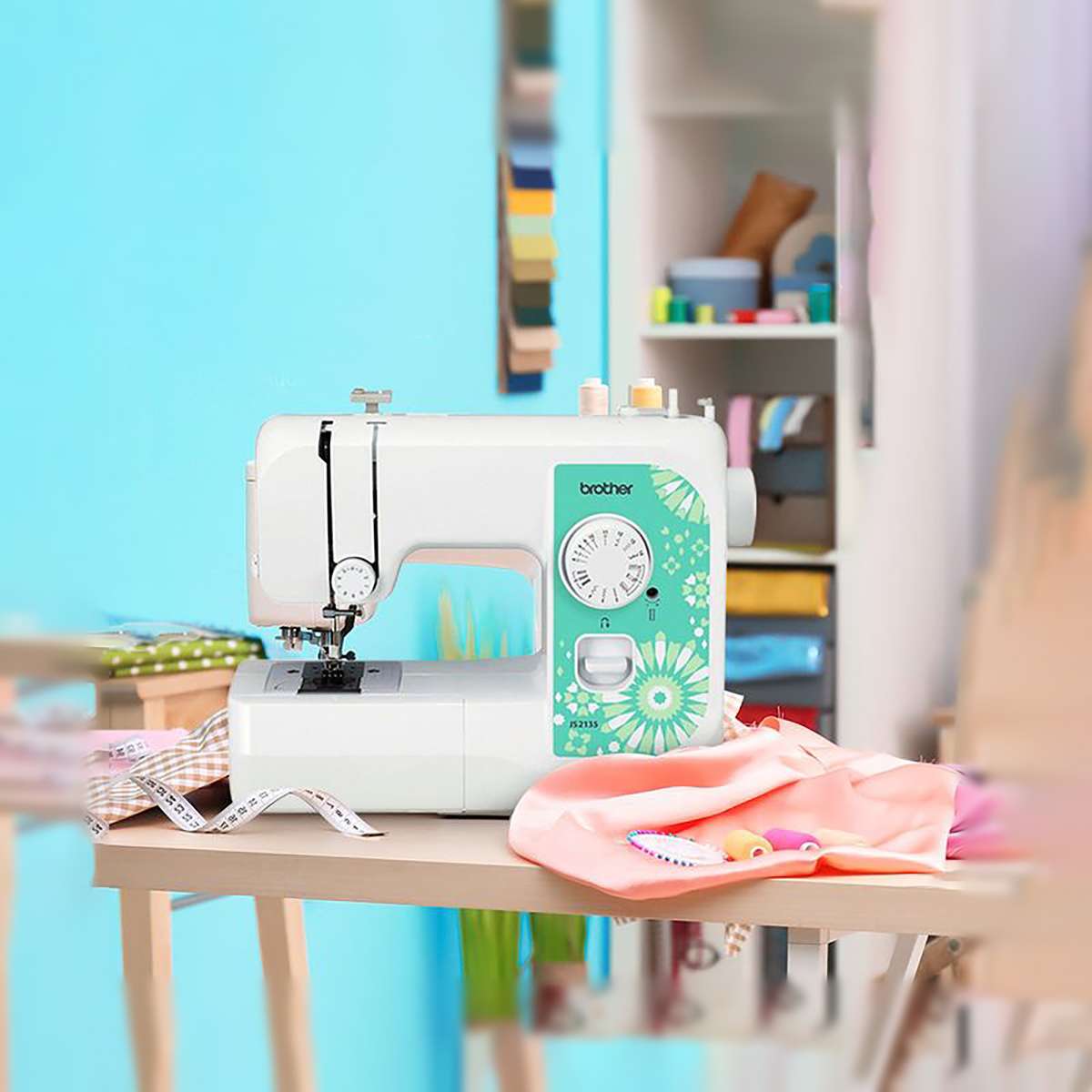 Maquina De Coser Portátil Brother JS2135 Mecánica 14 Puntos